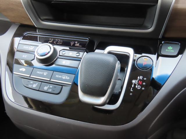 オートエアコン装備。温度設定ができて、室内快適ですよ。