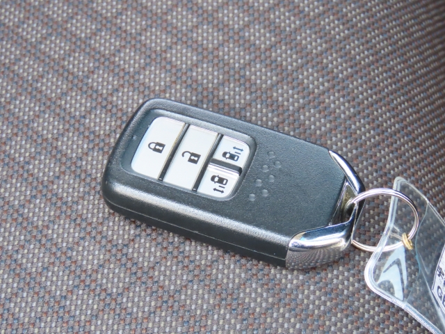 キーをポケットに入れたままでもエンジンＯＮ／ＯＦＦ、ドア施錠／開錠可能♪便利なスマートキー付です♪