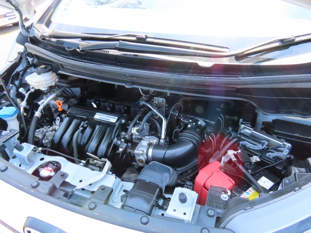 エンジンルームはきれいですよ。機関機構系も良好です。納車前に点検整備も行います。エンジンオイル・オイルフィルター・エアコンフィルター・ワイパーゴムは必ず交換致します（エアコンフィルターは、装着車のみ）