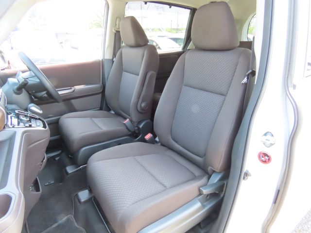 フロントシートも状態良好ですよ。大きな汚れもなく、安心です。座り心地もいいですよ。