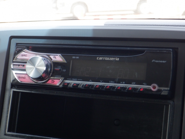 ★オーディオ装備★快適なプライベート空間で大好きな音楽と楽しいドライブは如何ですか？(^^)　操作方法も簡単で気軽に音楽が楽しめます！　ＣＤ、ＡＭ、ＦＭのメディアをお聞き頂けます！