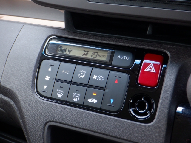 ★オートエアコン装備(^^♪★室温調整も楽々！快適な室温を素早く調整可能です。操作パネルやスイッチも上質で操作性も良好です。