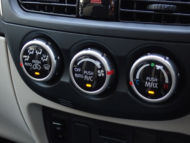 オートエアコン装備(^^♪★室温調整も楽々！操作パネルやスイッチも上質で操作性も良好です。