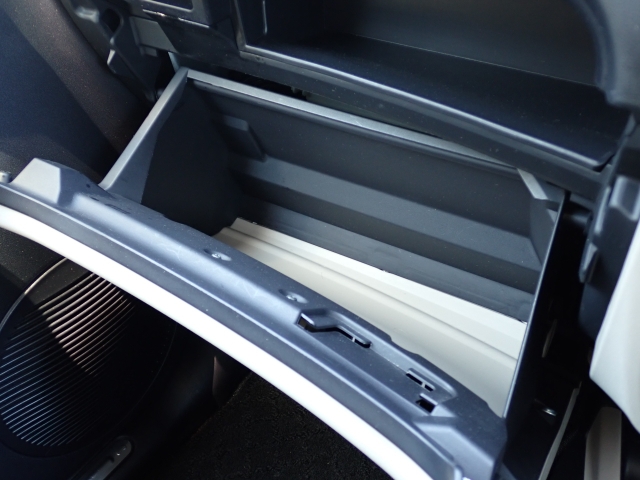 助手席前には車検証入れ等書類一式を収納できるグローブボックスがございます。