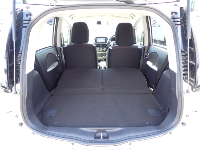 後部座席を倒すことで大きなお荷物も積載可能ですね。