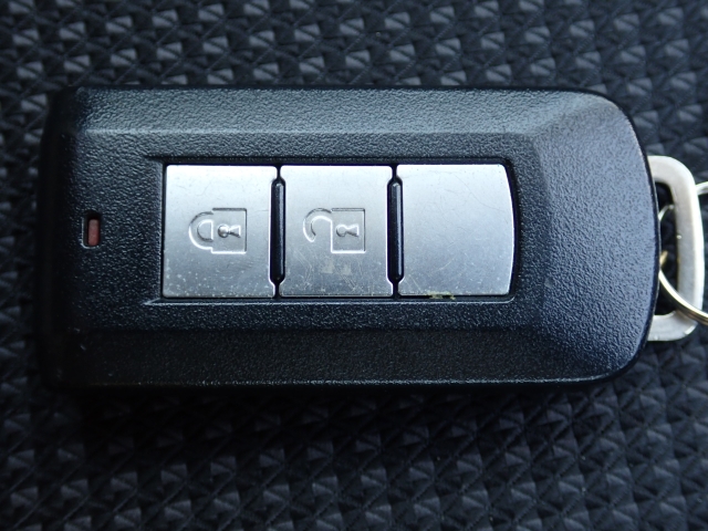 ★とっても便利なスマートキーシステム装備★携帯するだけでドア等の施錠・開錠・エンジン始動が可能なスマートキーシステムです。