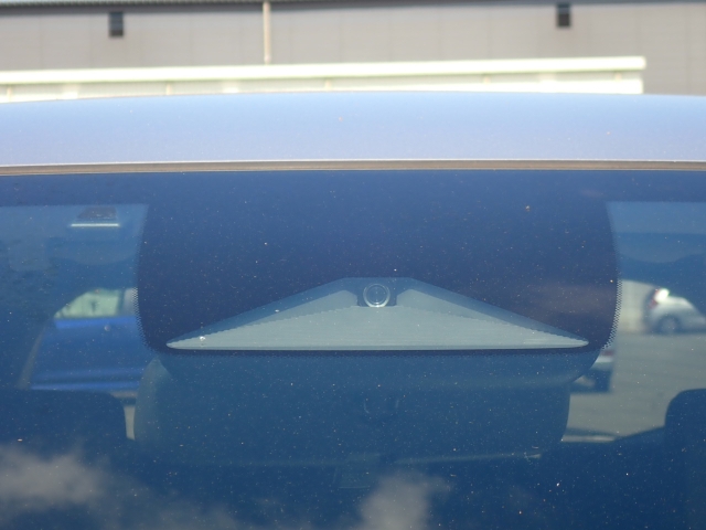 �t�����g�J�����őO���̎ԗ�����s�҂����m�B�Փ˂������Ȏ��͏Փˉ���y���u���[�L���쓮�A�Փˉ�����T�|�[�g�B