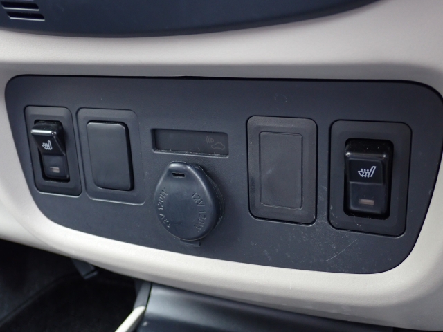 シートヒーターは運転席、助手席共にございます。