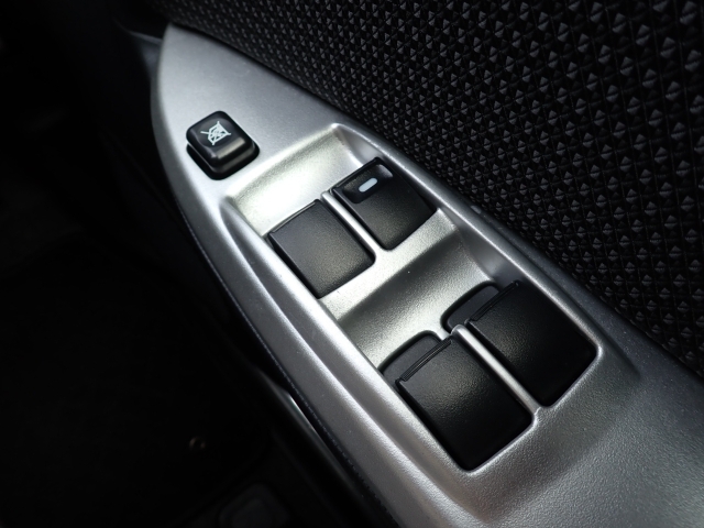 窓の開閉も楽々のパワーウィンドウです。