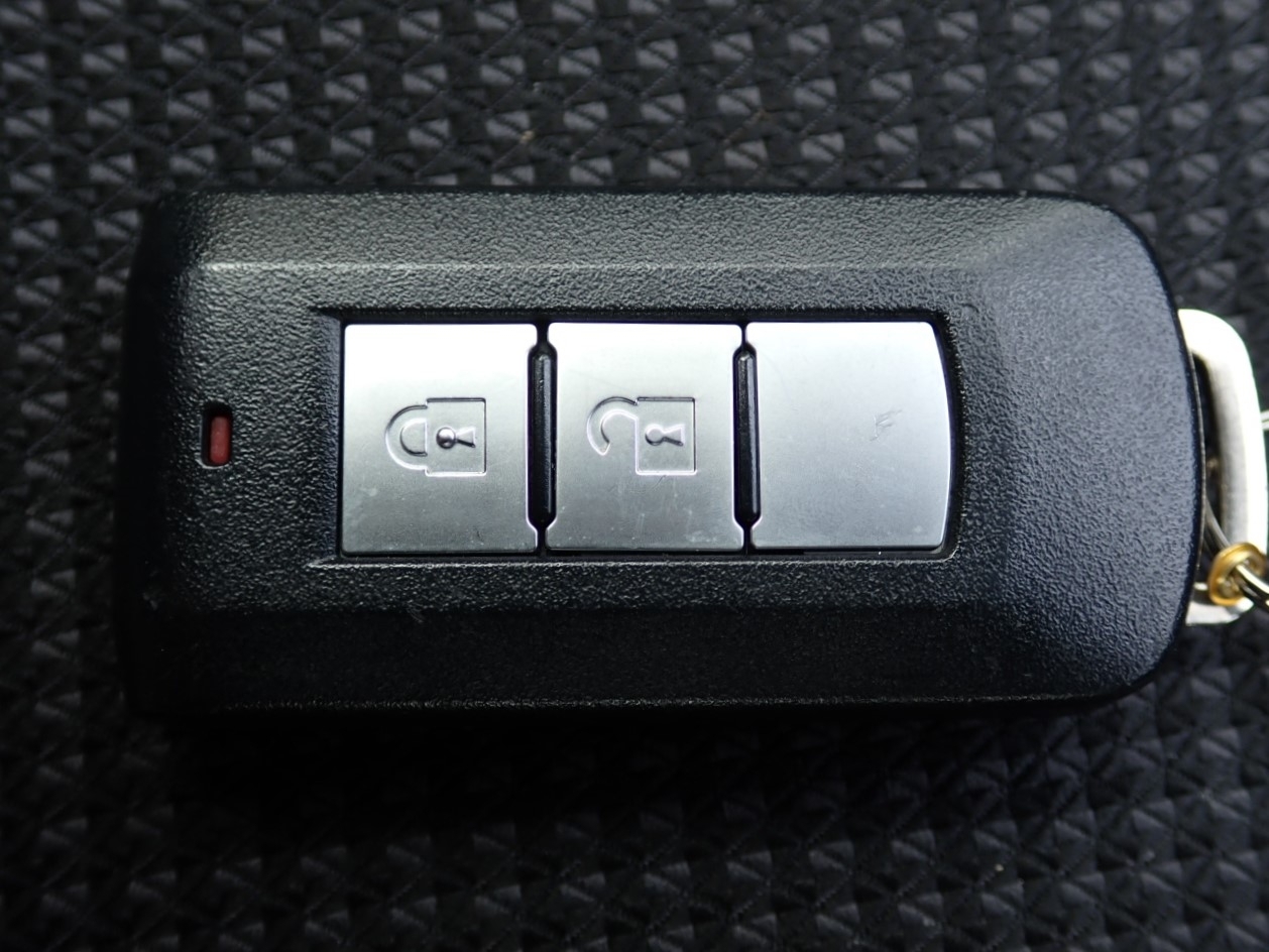 ★とっても便利なスマートキーシステム装備★携帯するだけでドア等の施錠・開錠・エンジン始動が可能なスマートキーシステムです。