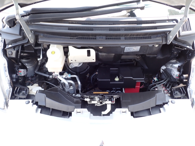 エンジンルームもきれいですよ。機関機構系も良好です。納車前に点検整備も行います。エンジンオイル・オイルフィルター・エアコンフィルター・ワイパーゴムは必ず交換致します。