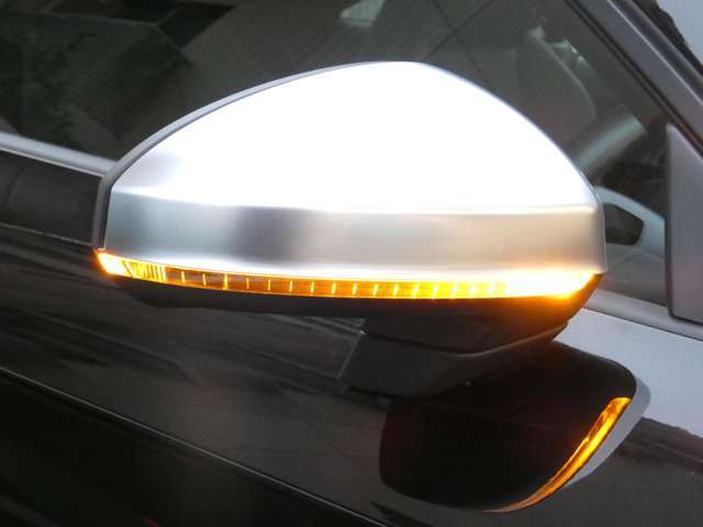 ＴＴＳロゴ入りのステアリングホイールは操