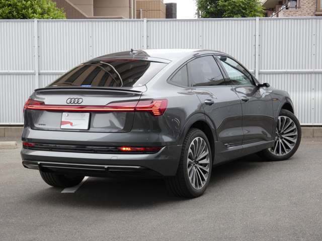 ���ʒ��߂́A�X�e�A�����O�X�C�b�`�E���ŕύX�ł��܂��B