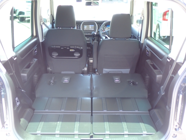 シートを倒せばラゲッジスペースがさらに広くなります