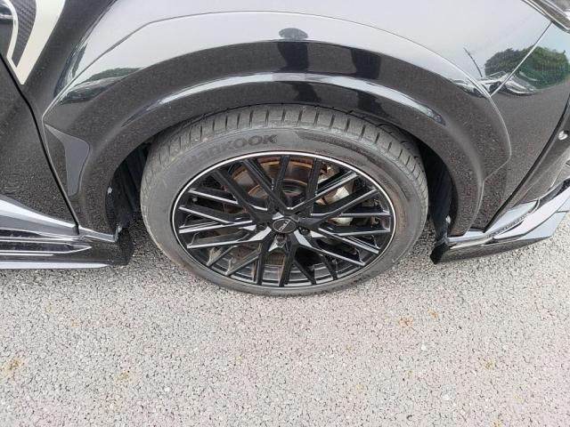 タイヤサイズ　２２５／４５　１９！