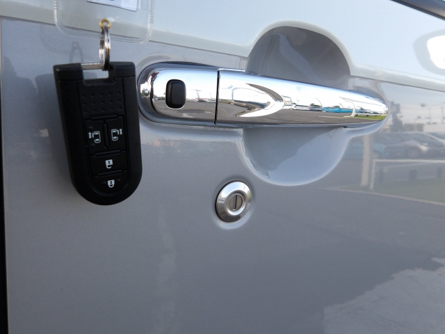 キーをポケットに入れたままでもエンジンＯＮ／ＯＦＦ、ドア施錠／開錠可能♪便利なスマートキー付です♪