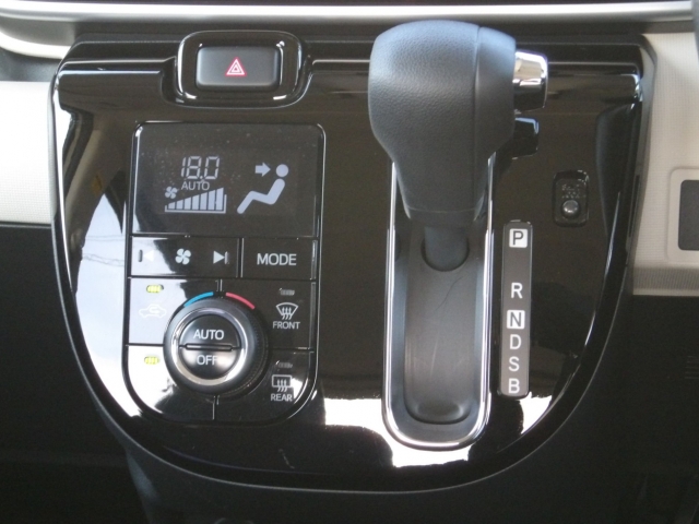 ボタン一つで室内快適！オートエアコン付きです。