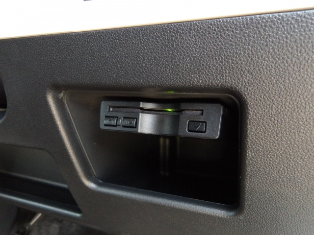 高速道路で便利なＥＴＣ車載器付きです。カードがあればご納車日から利用可能です。