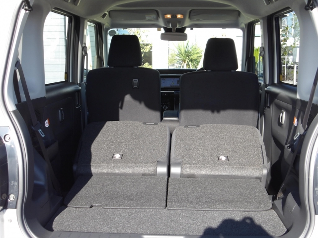 写真のように後部座席を倒せば、更にお荷物が乗せられます♪