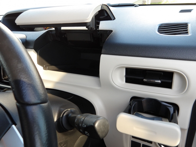 運転席フロントにも収納場所ございます！