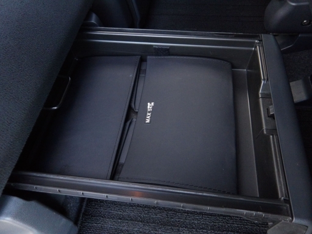 なんと、後席足元にも収納場所がございます！