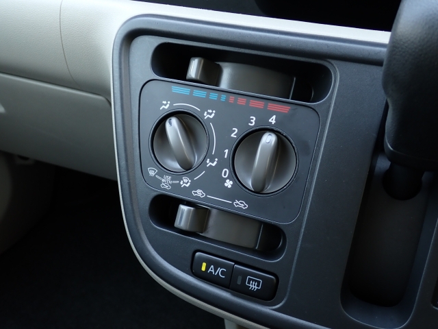 ダイヤル式のマニュアルエアコンになります！シンプルにまとめられています♪