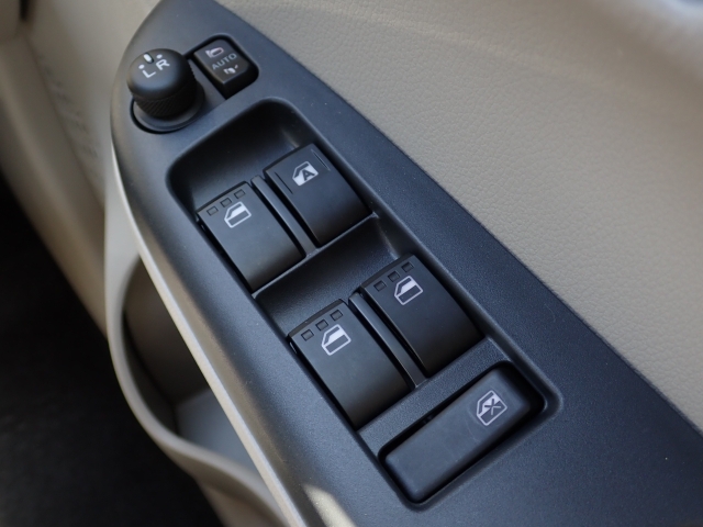 パワーウィンドウなので、窓の開閉もらくらくです！