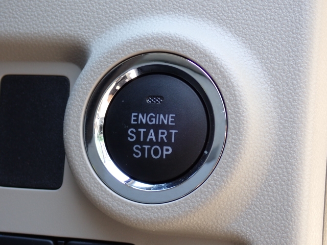 キーレスプッシュスタートシステムを採用しております！ボタン一つでエンジン始動が可能