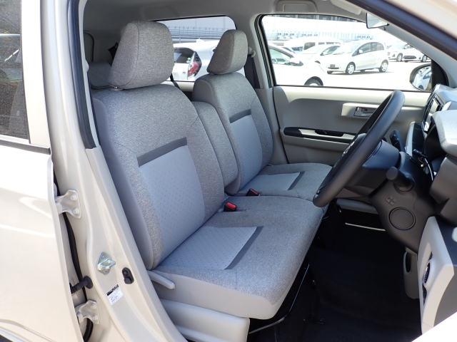 運転席も大きな擦れもなく状態良好です。