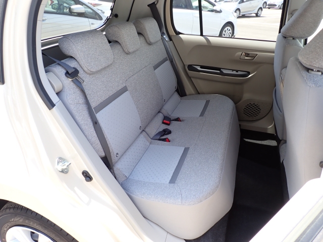 後部座席も大きな擦れもなく状態良好です。