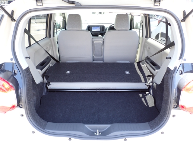 後部座席背もたれは倒す事が可能です♪荷物の量に応じてアレンジ出来るので、嬉しいですね！