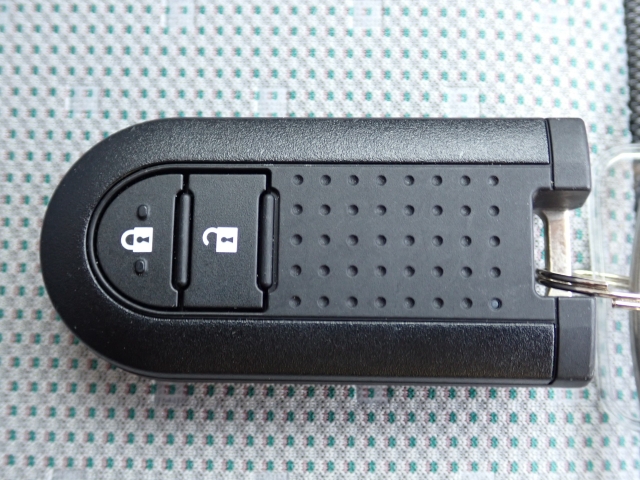 ★とっても便利なスマートキーシステム装備★携帯するだけでドア等の施錠・開錠・エンジン始動が可能なスマートキーシステム