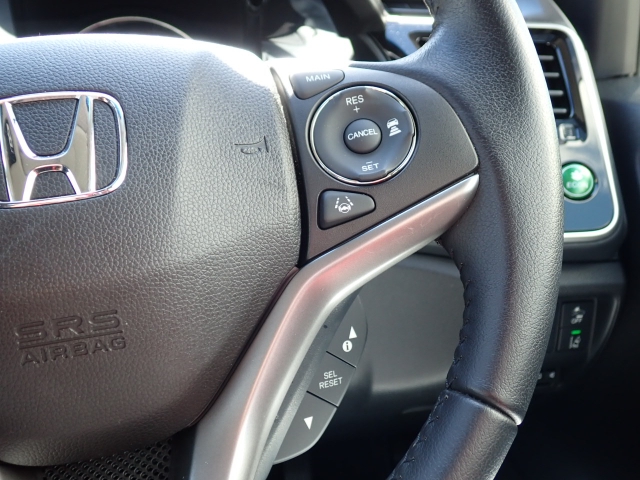 クルーズコントロールを装備していますので、高速道路などでアクセルペダルを踏まずに車速を一定に保つことが可能です。長距離運転時の負担を軽減！