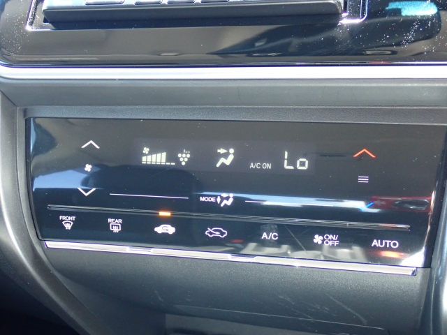 オートエアコン装備。温度設定が出来て、室内快適ですよ。