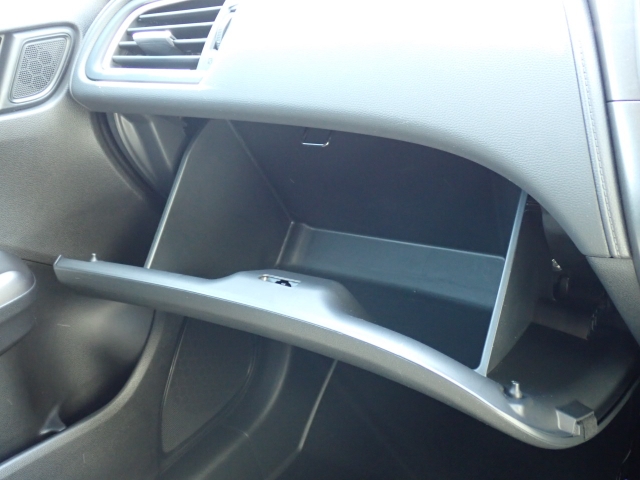 収納たっぷりグローブボックス。