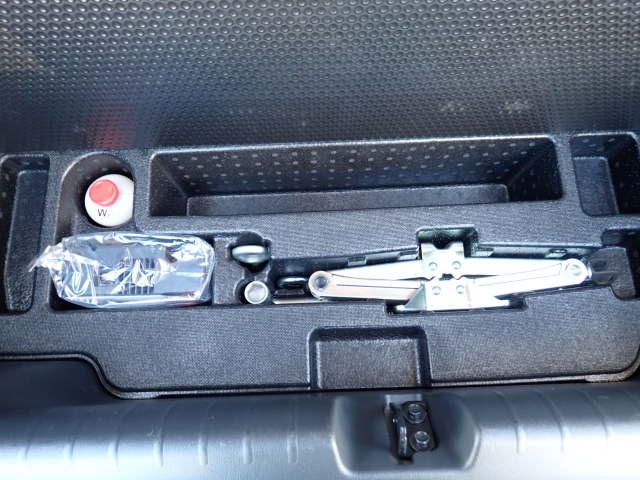 ジャッキ類。収納位置ご確認くださいませ。