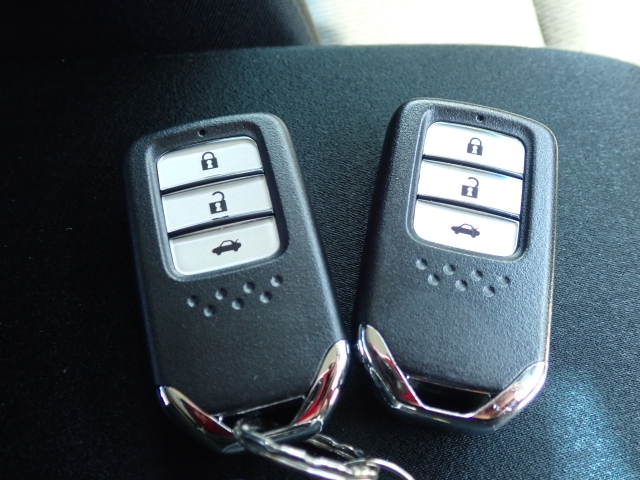 スマートキー装備！キーをポケットやバッグに入れたまま、ドアロックの開錠・施錠・エンジン始動が可能です。
