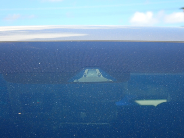 フロントカメラで前方の車両や歩行者を検知。衝突しそうな時は衝突回避軽減ブレーキが作動、衝突回避をサポート。