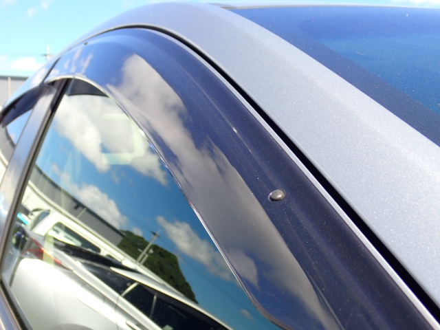 雨の日の換気に便利なドアバイザー付き！