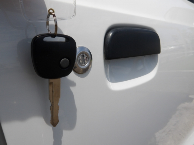 �V���v���ȃL�[���X�ɂȂ��Ă��܂��B�{�^���Ńh�A�̊J��/�{�����\�ł��B