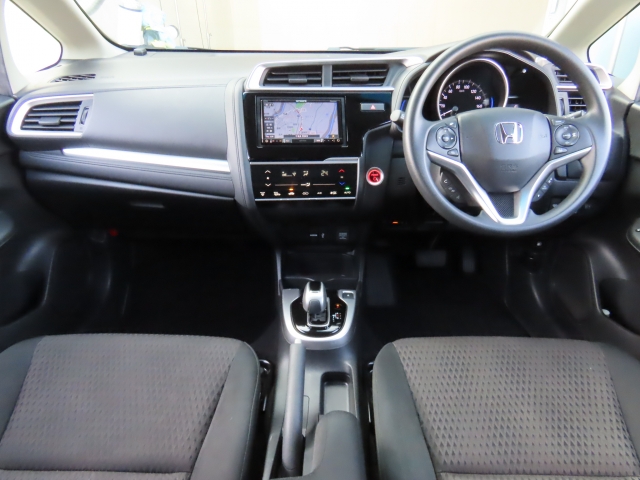 内外装の清掃・ガラス系ボディコーティングをCARクリーニング専門業者が施工いたしますので大変清潔。オリックス自動車ではみなさまに快適なドライブをお約束。