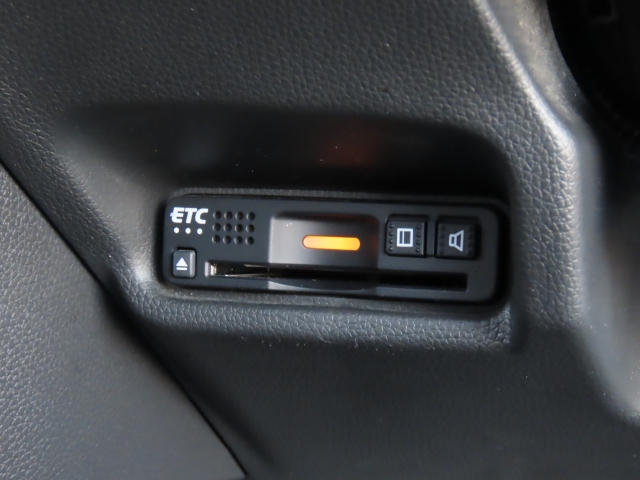 ＥＴＣも装備していますよ！ＥＴＣ車載機を利用すると高速料金が割引に！！サイフにも優しい装備ですね♪