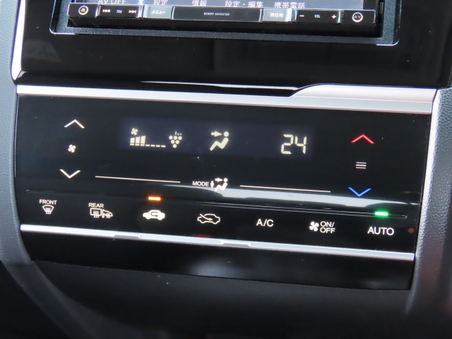 オートエアコン装備。温度設定ができて、室内快適ですよ。