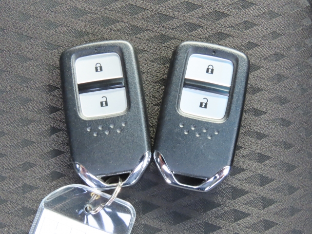 キーをポケットに入れたままでもエンジンＯＮ／ＯＦＦ、ドア施錠／開錠可能♪便利なスマートキー付です♪