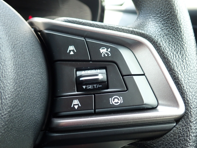 クルーズコントロールを装備していますので、高速道路などでアクセルペダルを踏まずに車速を一定に保つことが可能です。長距離運転時の負担を軽減！