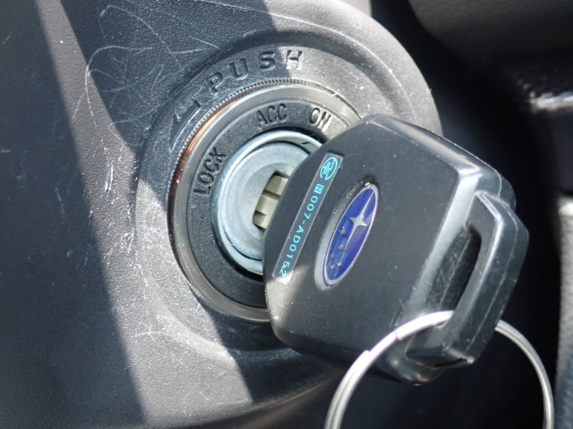 エンジン始動は、キーを差し込むタイプです。