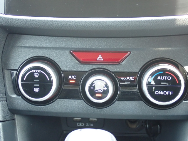 オートエアコン装備。温度設定が出来て、室内快適ですよ。