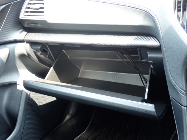 収納たっぷりグローブボックス。