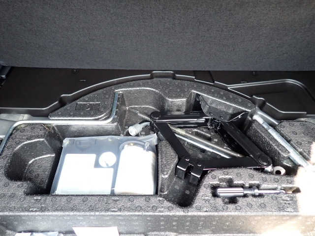 ジャッキ類。収納位置ご確認くださいませ。