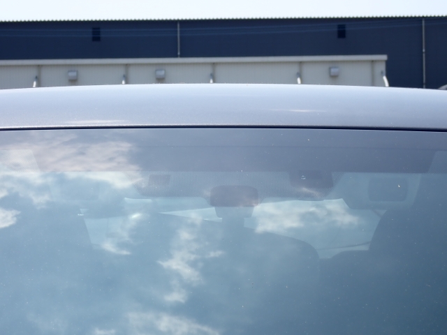 フロントカメラで前方の車両や歩行者を検知。衝突しそうな時は衝突回避軽減ブレーキが作動、衝突回避をサポート。